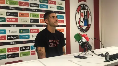 Iñigo Piña atiende a los medios de comunicación, en la previa ante el CD Tudelano. | FOTO: Héctor Barrueco