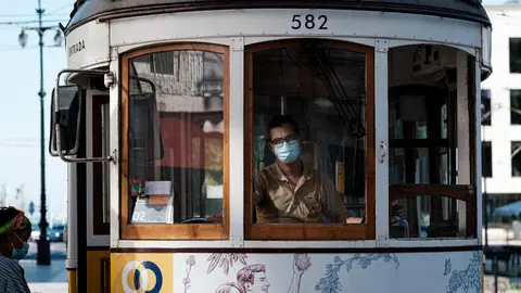 Conductos de un tranvía en la ciudad de Lisboa