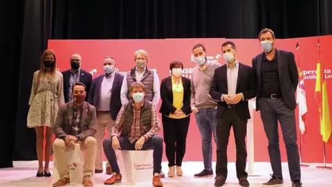 Foto de familia de Tudanca con los alcaldes