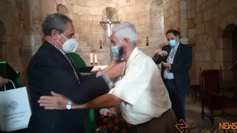 Tomás Rodríguez recibe el medallón de manos de Dionisio Alba