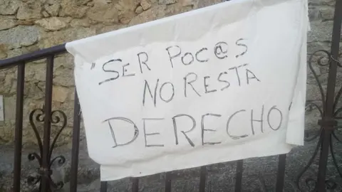 Telas colgadas frente al consultorio de Monumenta