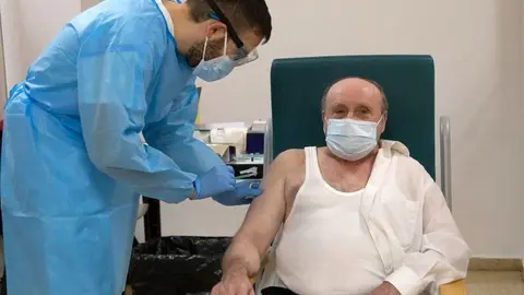 Francisco Tejedor, residente de los Tres Áboles, primer vacunado en Zamora en diciembre de 2020