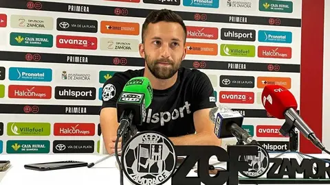 Carlos Parra atiende a los medios de comunicación en la previa ante el Racing de Ferrol. | FOTO: Zamora CF