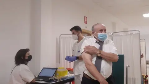 Francisco Tejedor, primer vacunado con la tercera dosis en Los Tres Árboles