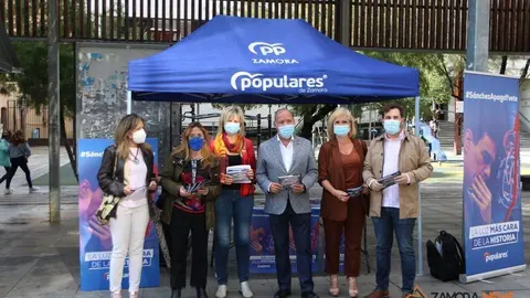 Carpa informativa en la plaza de Castilla y León