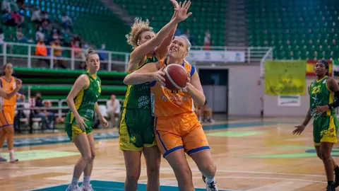 Martha Mizenko, jugadora del CD Zamarat en el primer partido liguero ante Al-Qázeres. | FOTO: CD Zamarat