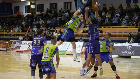 Un lance del partido entre el BM Zamora y el SD Teucro. | FOTO: Marcos Vicente