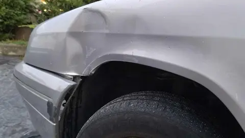 Abolladura que presentaba el coche afectado en Bermillo de Sayago