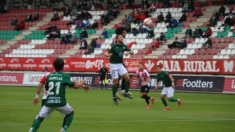 Lance del juego entre el Zamora CF y el Racing de Ferrol. | FOTO: Marcos Vicente