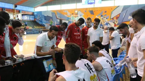 Saulo Hernández, en un tiempo muerto en la final de la Copa Castilla y León LEB Plata. | FOTO: Marcos Vicente