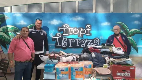 Sergio Vaquero, Jesús Manuel Nieto y Antonio Fernández junto al material donado en el Bar Tropical