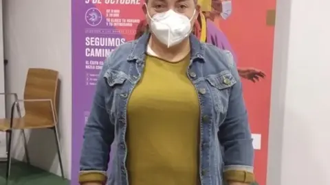 Elena Hernández ante el cartel de la Marcha de Asprosub