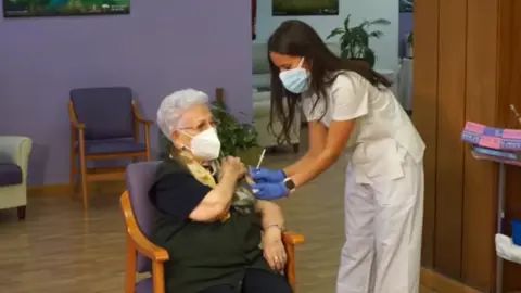 Araceli Hidalgo, primera vacunada en España. Fotografía Ministerio de Sanidad