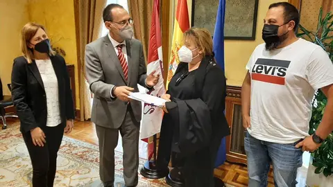 Reunión con la alcaldesa de Villanueva de Valrojo, Belén Martín