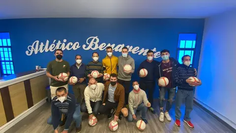 Foto de familia tras la entrega de balones