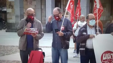 Concentración de pensionistas en la Subdelegación de Zamora. Foto Televisión Zamora