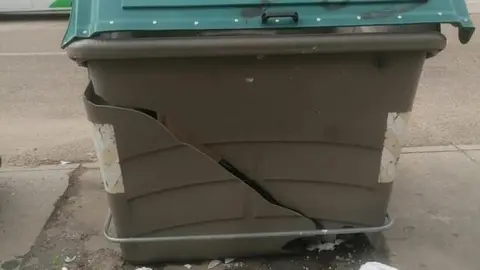 Estado de varios contenedores en el polígono de La Hiniesta