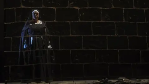 Conchi Moyano en su papel de la reina Juana. Fotografía: Facebook