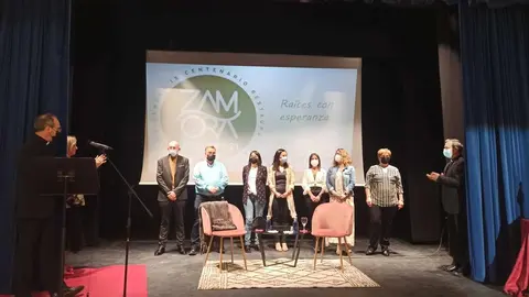 Foto de familia de los directores de residencias de Cáritas, premios San Atilano