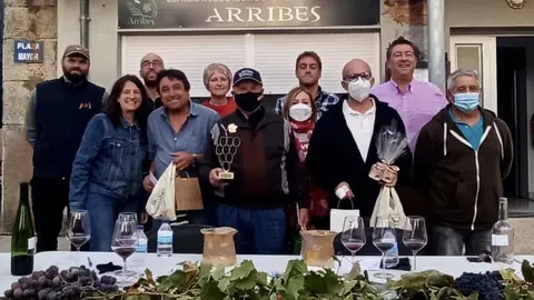 Foto de familia de los catadores y de los premiados en Cibanal