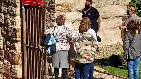 Ofrenda floral en el Portillo de la Lealtad