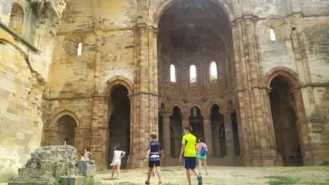 Visitantes en el Monasterio de Granja de Moreruela