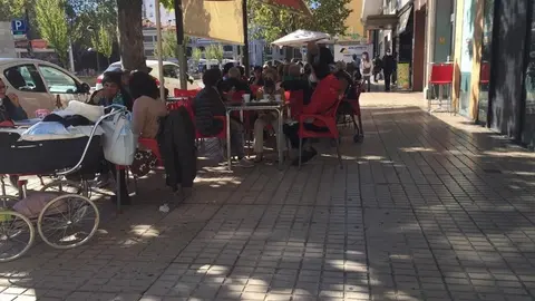 Los zamoranos disfrutan de las terrazas en las Tres Cruces