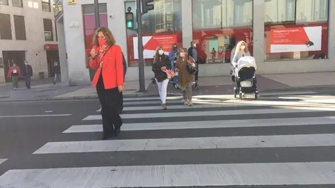 Viandantes por una calle de Zamora