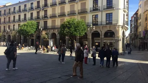 Viandantes por la Plaza Mayor de Zamora