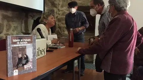 Ana Pose firma libros en la Casa del Parque de Fermoselle