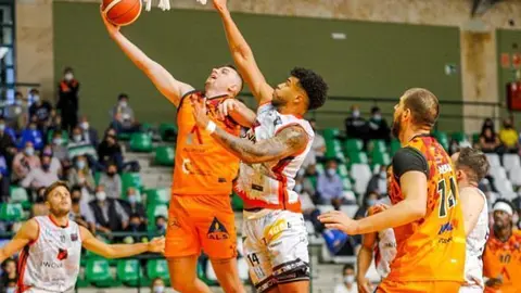 Entrada a canasta del Aquimisa Carbajosa ante el CB Zamora. | FOTO: Aquimisa Carbajosa