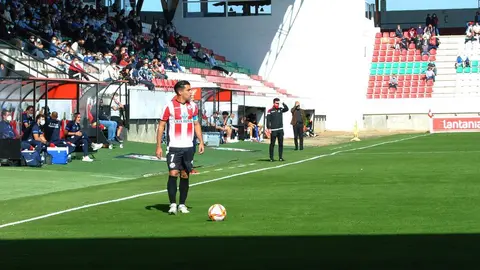 El capitán del Zamora CF, Dani Hernández se dispone a sacar una falta ante el Rayo Majadahonda. | FOTO: Héctor Barrueco
