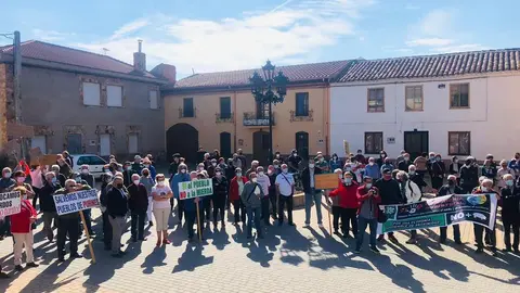 Concentración en Faramontanos de Tábara contra las granjas porcinas