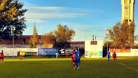Lance del juego en el partido entre el CD Villaralbo y el Béjar Industrial. | FOTO: CD Villaralbo