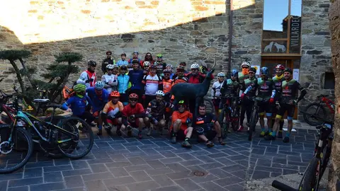 Ciclistas en Villardeciervos