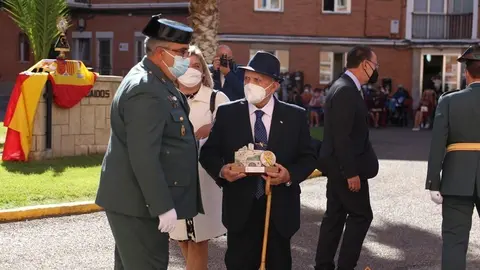 José Antonio Heleno recibe una condecoración por sus 40 años de servicio