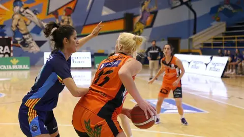 Marta Miscenko disputa una posesión con el CD Zamarat. | FOTO: Marcos Vicente