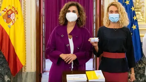 La presidenta del Congreso, Meritxell Batet, ha recibido de manos de la ministra de Hacienda y Función Pública, María Jesús Montero, María Jesús Montero, el Proyecto de Ley de Presupuestos Generales del Estado para el año 2022