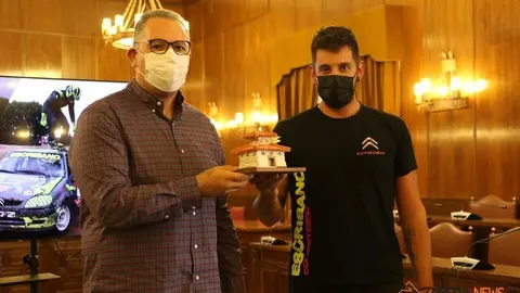 El piloto zamorano Cristian Escribano recoge su premio en reconocimiento por la Diputación de Zamora