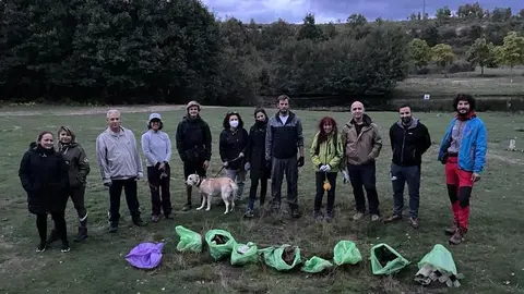 Voluntarios de Cryosanabria durante una de las salidas al entorno de El Vizcodillo