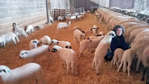 Ángeles trabajando en la explotación ganadera de la familia en Fariza