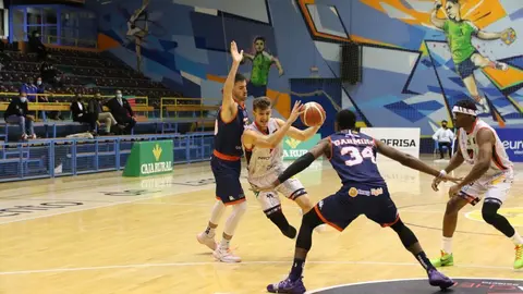 Kalinicenko, jugador del CB Zamora, entra a canasta ante el UNI Tizona Burgos. | FOTO: Marcos Vicente