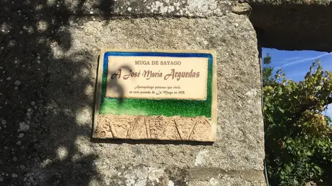 Placa en homenaje al paso de Argueda por la antigua posada de La Muga en 1958