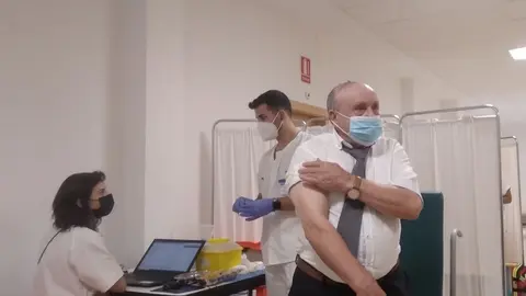 Francisco Tejedor, primer vacunado con la dosis de refuerzo en los Tres Árboles