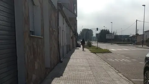 Una joven en el barrio de Pinilla de Zamora