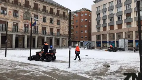 Operarios trabajando junto a la Subdelegación del Gobierno tras el paso de Filomena