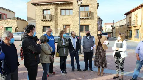 La+delegada+territorial+Clara+San+Damián+presentando+el+Bono+Rural+de+transporte+a+alcaldes+de+las+comarcas