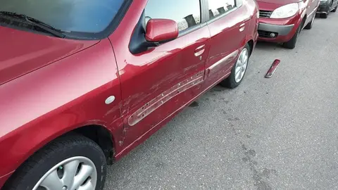 Destrozos en un coche en la carretera de de la estación del tren