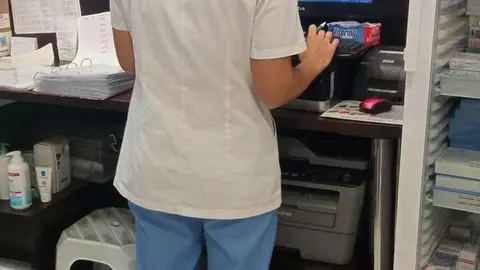 Profesional farmacéutico consultando una receta electrónica