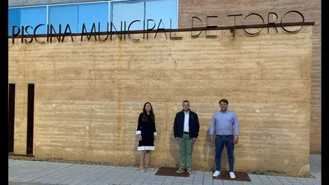 Los concejales de Toro frente a las instalaciones de la piscina climatizada